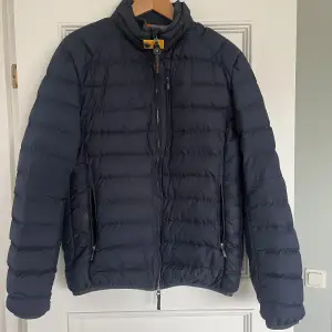 Hej, säljer en Parajumpers dunjacka i storlek medium. Den är i gott skick och passar perfekt nu till hösten. Köpt hos Care of Carl och har använts I ca ett år. Hör av er för fler bilder eller vid funderingar. Nypris 4700, nu 1500