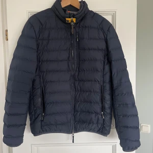 Dunjacka tunn - Hej, säljer en Parajumpers dunjacka i storlek medium. Den är i gott skick och passar perfekt nu till hösten. Köpt hos Care of Carl och har använts I ca ett år. Hör av er för fler bilder eller vid funderingar. Nypris 4700, nu 1500