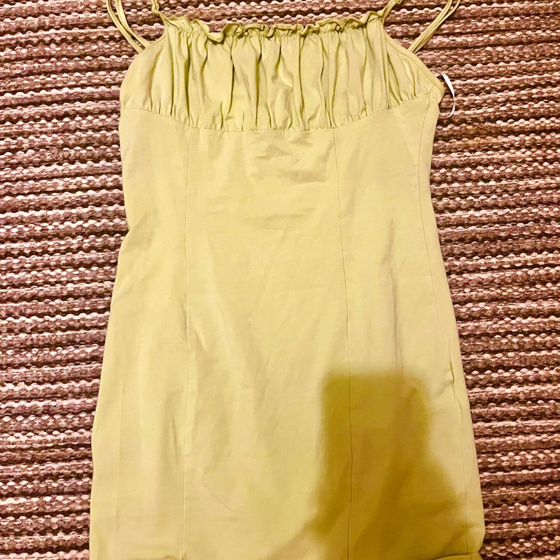 Gul kort tajt klänning - 91