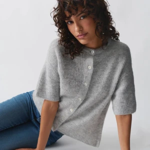 Stickad kofta - Säljer denna fina kofta ifrån ginatricot, som är helt slut såld!☺️  Den är helt ny🤍