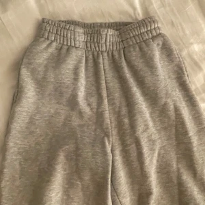 Mjukisbyxoe - As sköna mjukisbyxor, höga i midjan, från BikBok, nypris 400kr, xs men passar även s