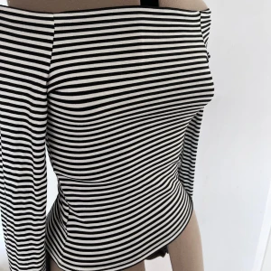 Randig off shoulder top - Säljer denna toppen då den ej komemr till användning 🖤🤍