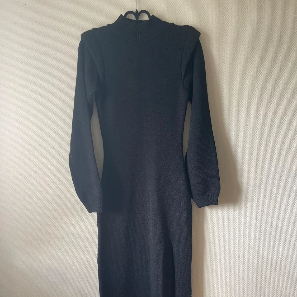 Stickad långklänning med slits