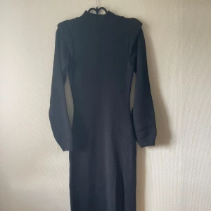 Stickad långklänning med slits - Jättefin långklänning från NA-KD, aldrig använd endast provad. Storlek S ☺️