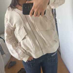 Mönstrad kofta - Så cool kofta från zara med genomskinligt mönster på armarna och sidorna 💛