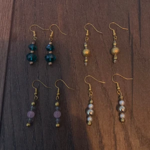 Örhängen - Säljer fyra par örhängen för 30kr/st och alla för 100🤍. Alla har guldfärgade krokar och olika pärlor. Köparen står för frakt🤍Skriv vid frågor💬