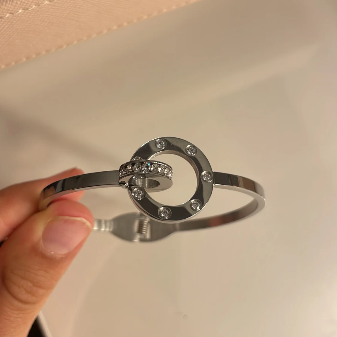 Silverfärgat armband med cirkeldetalj och stenar - 91