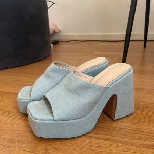 Skor - Klackar i denim  Anvönda en gång För små för mig