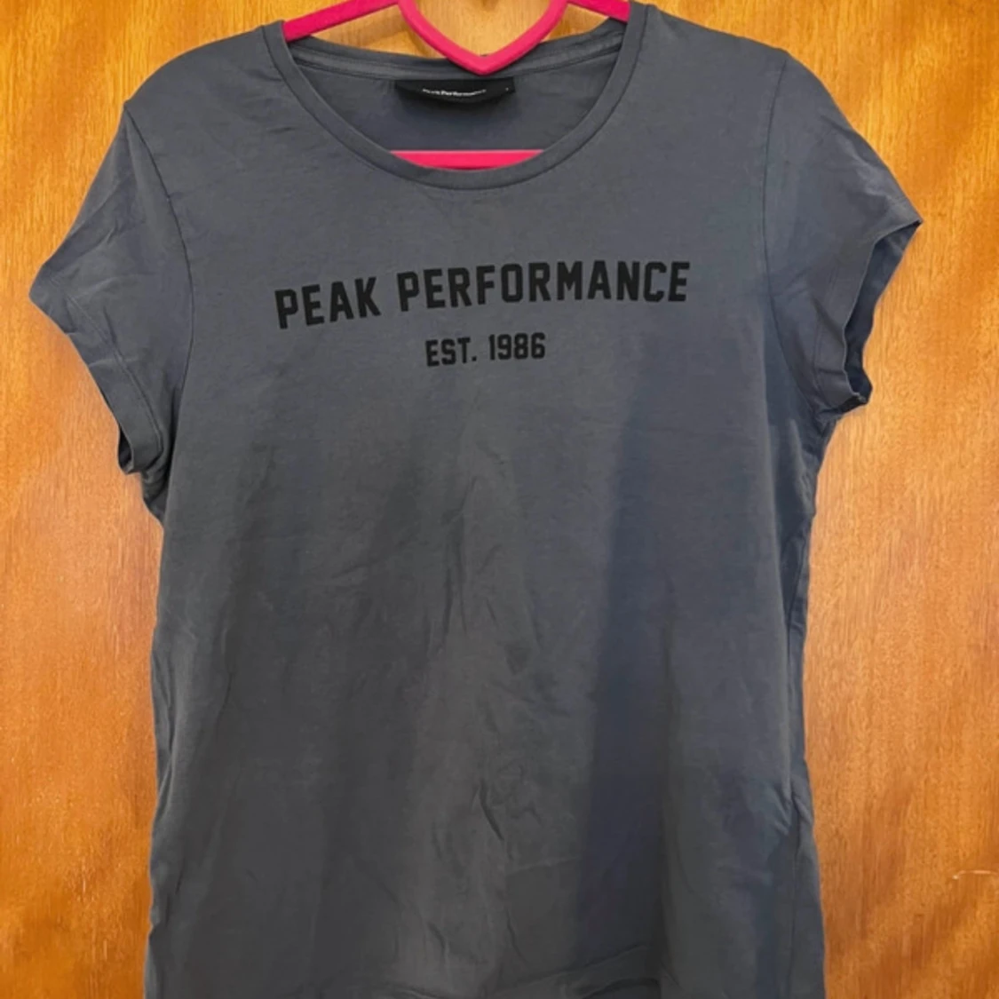 Grå t-shirt från Peak Performance