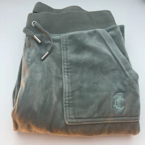 Gröna juicy couture byxor  - Jättefina gröna juicy couture byxor som inte kommer till användning, jättebra skick!💕