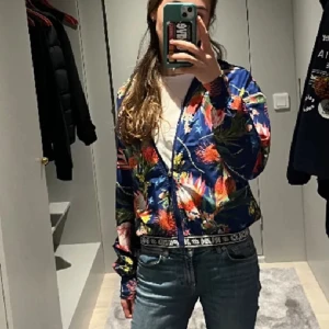 Sportig hacka från molo - En fin skaljacka med luva från MOLO som har ett fint mönster av blommor och koraller  Storlek 158/164  Pris kan diskuteras ❤️💕💙👍