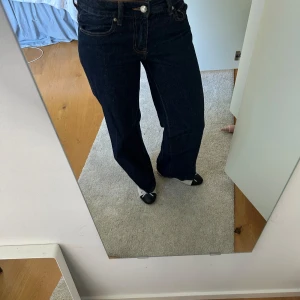 Jeans  - Använt få gånger, inga förlag eller allt på dom.står att det är stolek xxs men skulle mer säga s