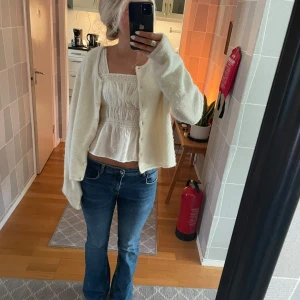 Stickadkofta - Stickad kofta ifrån gina tricot som bara är använd ett fåtal gånger! I storlek xl men skulle säga att den passar mer åt m hållet!💞