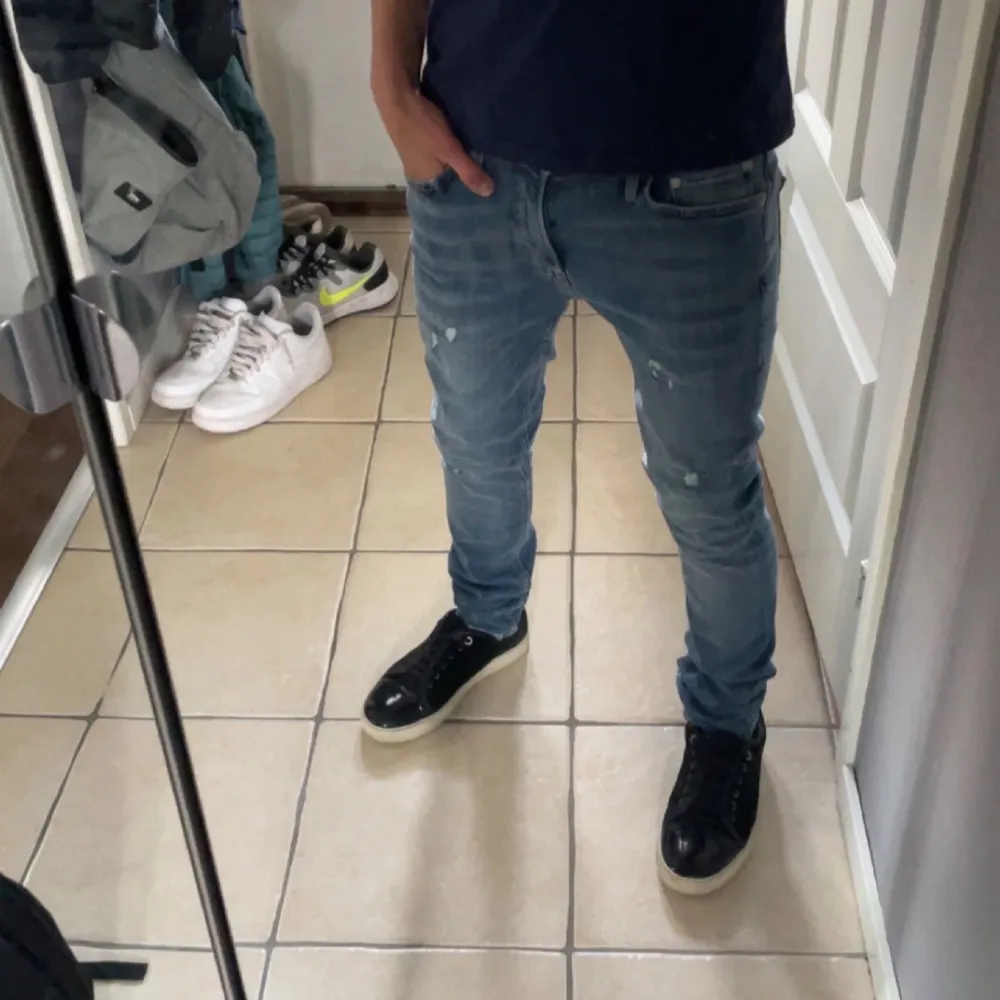 Riktigt feta Jack and Jones jeans med slitningar. Dom är helt nya utan prislapp. Modellen är skinny Liam och storleken är 28/30. Sitter som på första bilden på mig och jag är 170 lång. Nypris på dessa är 900kr och mitt pris är 499kr! Kom med frågor!. Jeans & Byxor.