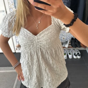 Topp  - Säljer denna vita topp fårn Gina super söt! Den är i storlek L men passar mej som är S-M