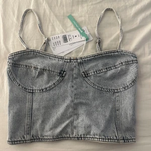 Jeans topp - Super fint jeans linne, aldrig använt med prislapp kvar! Nypris 249kr Passar även xs!