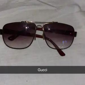 Jätte snygga gucci glasögon perfekt till sommaren Den är I bra skick Kan sänka pris vid snabb affär De e lite sönder mellan de 2 glas skivorna