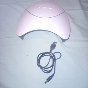 Uv lampa - Nu säljer jag min uvlampa då jag fått en ny. Den är använd kanske 4-5 gånger härdar inte geléer så bra så rekommenderar bara att ha den till gellack. Helt ok skick. Två lampor på höger sida lyser lite mindre men funkar ändå. Pris kan diskuteras.     
