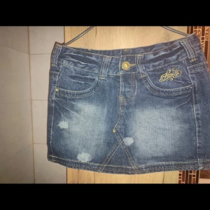 Jeanskjol  - Säljer denna snygga jeans kjolen  Köpt nyligen men den är för stor för mig💕  Midjebredd 39x2 cm Total längd 36 cm