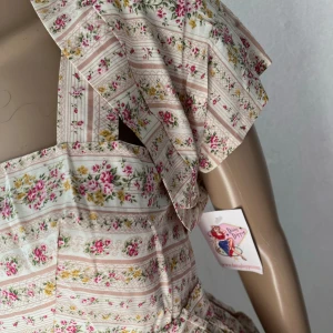 Daisy dapper sommar blommig vintage klänning Rockabilly, 50-tal, 60-tal, retro - Bältet är inte av hög kvalitet och gick tyvärr sönder första gången jag använde det. I övrigt nyskick, lappen kvar på boleron.