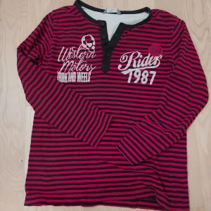 Cool alternativ topp - Cool topp som är köpt på second hand från barnavdelningen, skulle säga att den passar en xxs/xs jag har s och den är lite tajt på mig men de går bra att ha på sig!