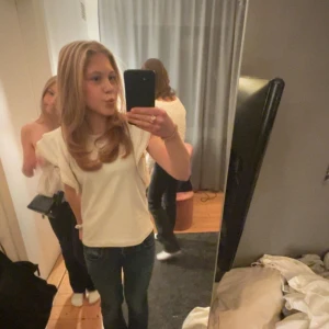 lågmidjade Ltb jeans - Jättefina lågmidjade jeans! sparsamt använda. säljer då de inte passar mig längre. köpta för 850kr. storlek 25/30. skriv för fler bilder eller frågor!