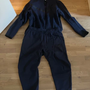 Helt ny Nike tech tracksuit - Navy blue Nike tech tracksuit finns kvitto köpt för 2200kr hela tracksuiten säljer för jag inte vill ha den längre. Storlek L, pris kan diskuteras vid snabb affär