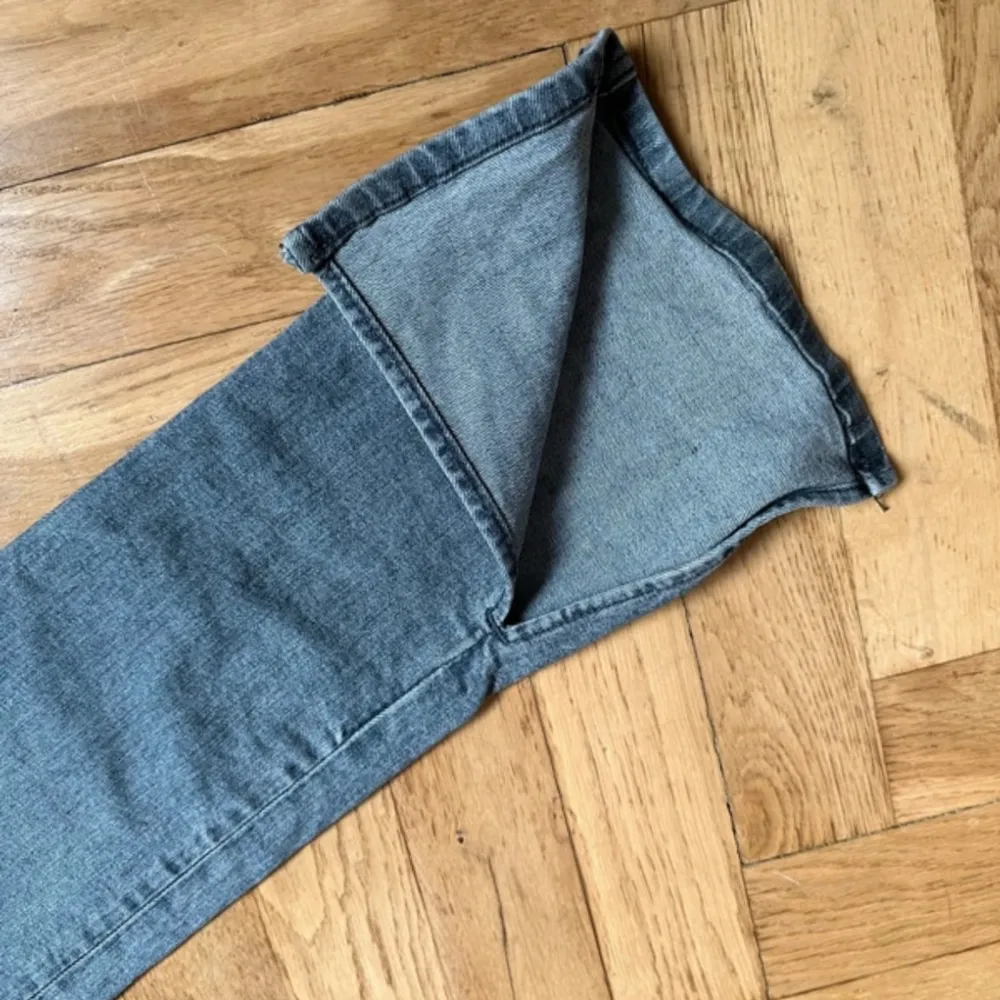 Säljes dessa jeans från zara med slitningar vid knäna samt en slit längst ner på benen. . Jeans & Byxor.