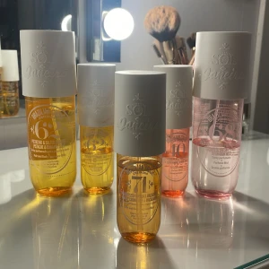 Sol de Janeiro Cheirosa '71 Mist - Säljer en  Sol de Janeiro bodymist i doften Cheirosa 71 90ml. Doften är en blandning av karamelliserad vanilj, havssalt, rostad macadamianöt, vit choklad, tonkaböna och kokosblomma. Perfekt för att känna sig fräsch och dofta gott hela dagen! köpt på Lyko för 299kr, kontakta mig om intresserad 💕