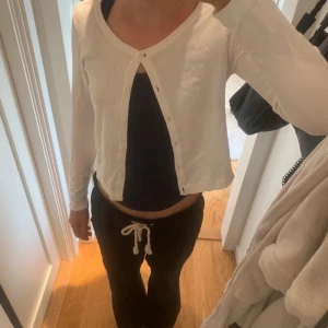 Vit kofta - Säljer en vit kofta i storlek 146/152. Den är långärmad och har knappar framtill. Perfekt för vår och sommar! Koftan är i bra skick och passar till både vardag och fest. Enda grejen är att den har en liten röd fläck där bak (se bild), men inget som syns! Köp direkt eller ge prisförslag 💛