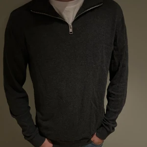 half zip tröja - Säljer min snygga half zip tröja ifrån jack and jones😁den är i en mörkgrå färg, skriv om du behöver mer bilder. 
