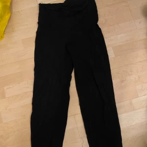Svarta byxor - Säljer ett par svarta mjukisbyxor. De är högmidjade och verkar vara i ett mjukt material, kanske bomull eller polyester. Perfekta för en avslappnad stil eller vardagsbruk. Passar bra till både t-shirt och tröja.