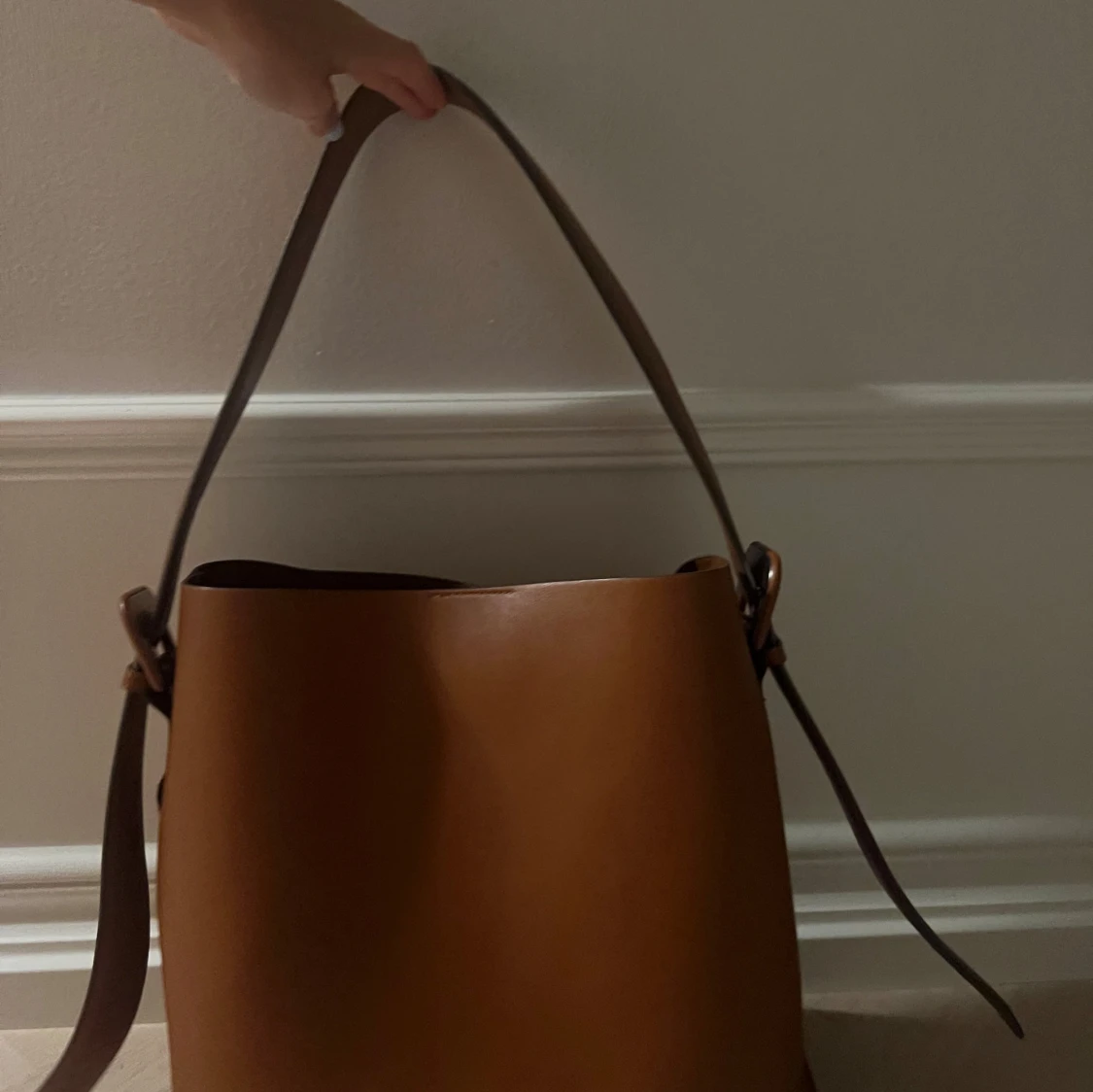 LUCIA Leather Brown bag MANGO