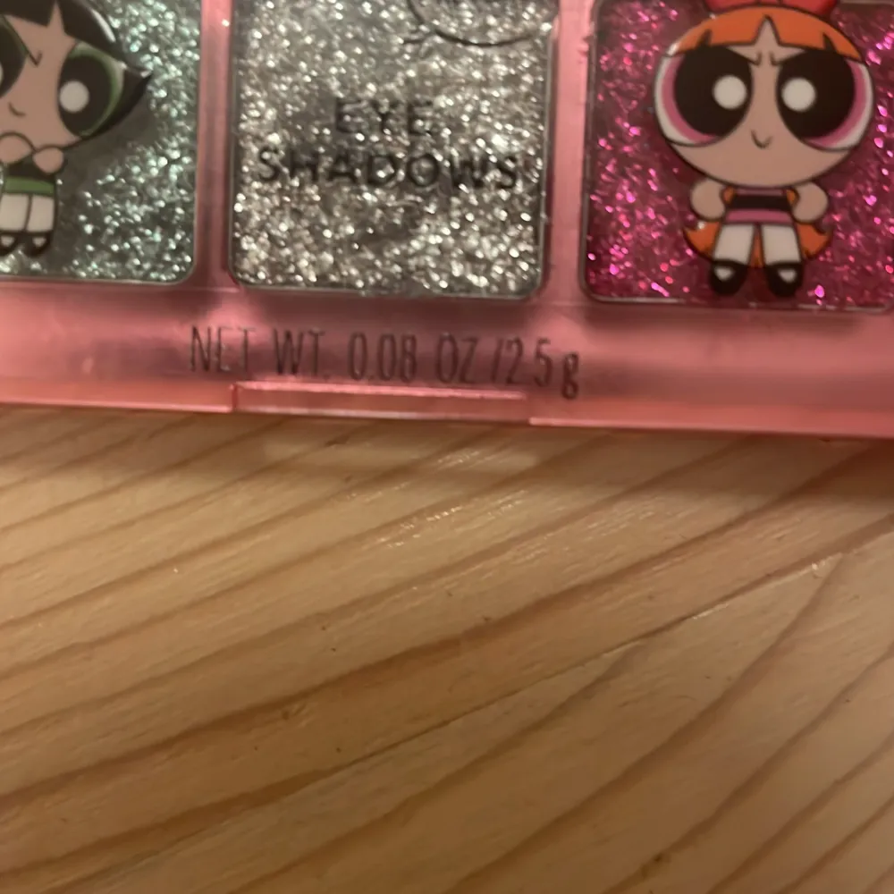 Säljer en superfin ögonskuggspalett med Powerpuff Girls-tema från H&M. Paletten innehåller fem glittriga färger: vit, grön, silver, rosa och blå. Perfekt för att skapa roliga och färgglada sminkningar! Paletten är kompakt och lätt att ta med sig.. Skönhet.