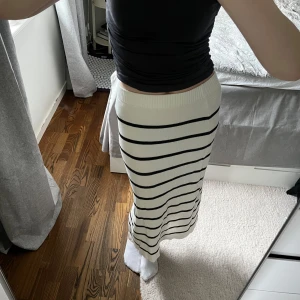 kjol - mjuk, ribbstickad kjol som är ankellång samt slits bak💗 använd endast 1 gång