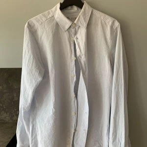 Skjorta från Zara  - En ljusblå skjorta ifrån Zara. Skjortan är lite tunnare och något mindre i storlek så skulle säga att den passar mer som en M. Jättefint skick 