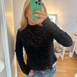 Topp - Topp från nakd! Lite mesh. Endast använd en gång!