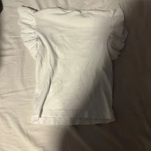 Vit blus/tröja - Jag säljer den för att jag inte använder den längre, denna blus/tröja är i BRA skick utan några fläckar eller hål. Priset som står är UTAN frakt. Frakten kostar 58 kr