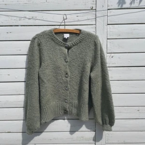 Stickad kofta💖 - Jättemysig stickad kofta💕💕säljer pga kommer inte till användning