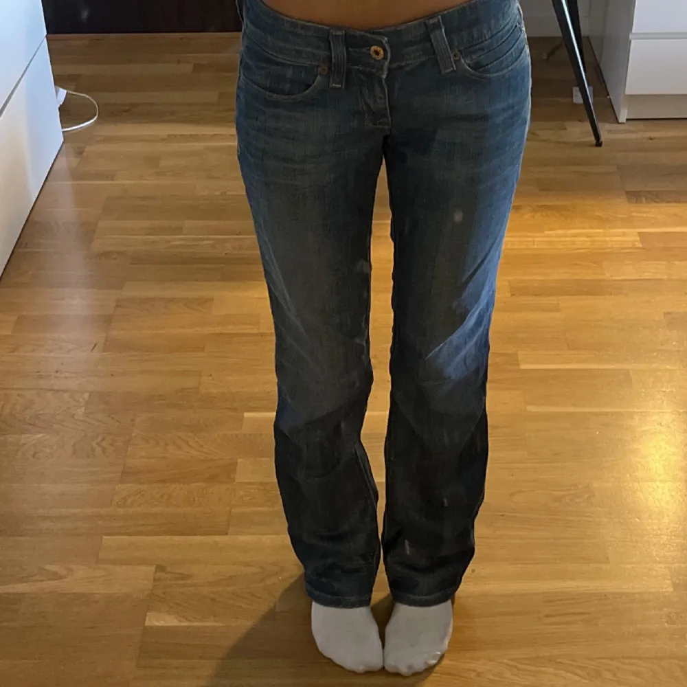 Lågmidjade bootcut jeans från Levis i storlek 25x34 bra skick,jätte lite slitna vid ena benet längst ner ( se sista  bilden). Jeans & Byxor.