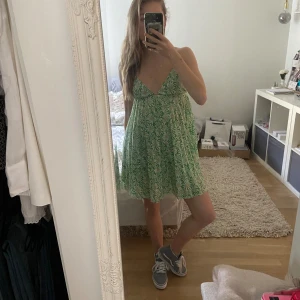 Söt klänning - Säljer denna söta klänningen ifrån zara som är i mycket fint skick💕