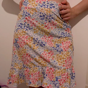 blommigt kjol  - söt färgglad sommarkjol från Gina Tricot, som når knäna. Aldrig använt och prislappen är fortfarande på. Inga defekter!