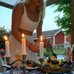 Topp - Fin topp från Aimn, vit, i storlek S. Mjuk och gosig (lite lurvig). Säljes då den tyvärr blivit lite för liten. Använd 2-3 gånger.