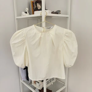 Vit blus - Vit blus med puffärmar! I fint skick 🌟