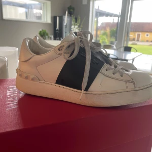 Valentino skor - Sjukt snygga valentino opens! Väll använda och har små repor här och där men Ingeting som syns mycket. Därav det låga priset.  Box, dustbag och extra snören ingår. Strl 35 men passar 36. 