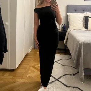 Svart oneshoulder långklänning - Säljer en elegant svart oneshoulder långklänning. Materialet är väldigt stretchigt och bekvämt