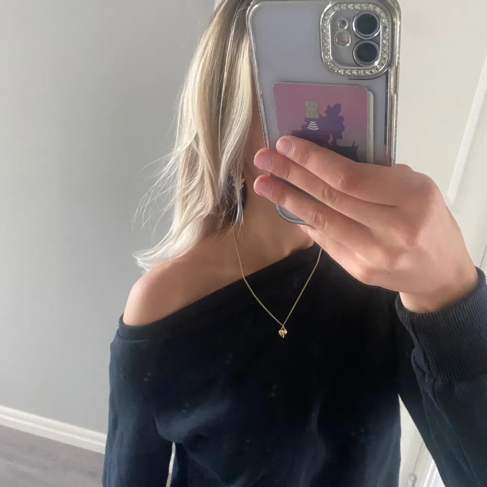 Väldigt fin sweatshirt!! Säljer pga använder aldrig, därav är den som ny!. Neuletakit & Villapaidat.