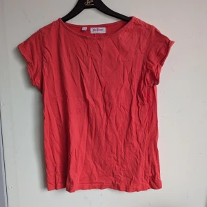 Röd topp 40/42 - Röd topp strl 40/42 