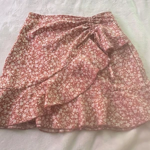 Blommönstrad kjol - En jätte söt kjol med blommönster, har använt några gånger men är i bra skick.💓