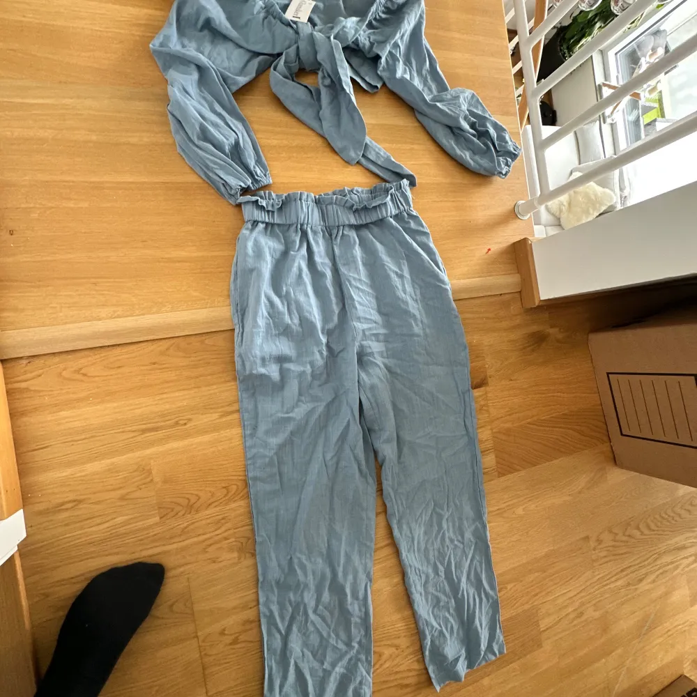 Stilsäkert set med snygg passform  Stilsäkert set som är ett måste i varje garderob.. Jeans & Byxor.